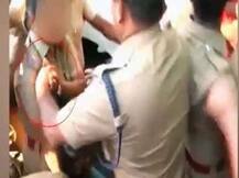 লজ্জাজনক ঘটনা: কোয়েম্বাত্তুরে ভিড়ের মধ্যে মহিলা পুলিশ কর্মীর \'শ্লীলতাহানি\' সিনিয়র পুলিশ অফিসারের, ভিডিও ভাইরাল