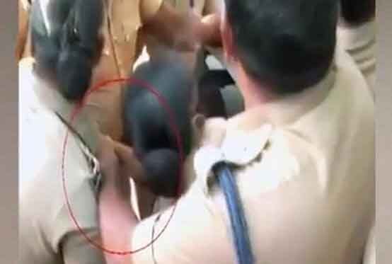 অভিযুক্ত পুলিশ অফিসারের বিরুদ্ধে এখনও কোনও ব্যবস্থা গ্রহণ করা হয়নি। 