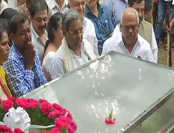 এদিন অন্ত্যেষ্টি অনুষ্ঠানে উপস্থিত ছিলেন কর্নাটকের মুখ্যমন্ত্রী সিদ্দারামাইয়া, স্বরাষ্ট্রমন্ত্রী রামলিঙ্গ রেড্ডি, জনতা দল সেকুলার বিধায়ক বি জেড জামির আহমেদ খান, অভিনেতা প্রকাশ রাজ। 