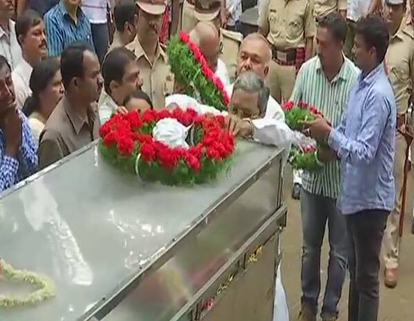এদিন বেঙ্গালুরুতে প্রচণ্ড বৃষ্টি হয়েছে। তার মধ্যেও গৌরী লঙ্কেশকে শ্রদ্ধা জানানোয় কোনও ভাটা চোখে পড়েনি মানুষের মধ্যে। 