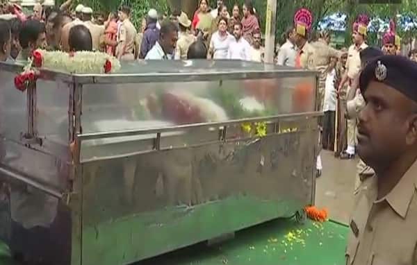 গতকাল নিজের বাড়ির সামনেই অজ্ঞাতপরিচয় দুষ্কৃতীদের গুলিতে নিহত হন লঙ্কেশ। 