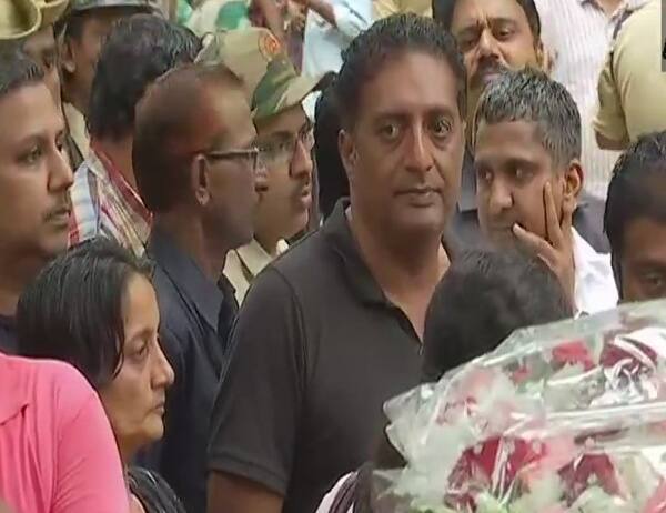এছাড়া উপস্থিত ছিলেন একাধিক লেখক, নাট্যব্যক্তিত্ব, সাংবাদিক ও সমাজকর্মী।