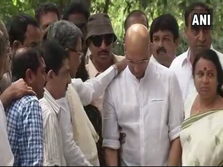 পাশাপাশি, গৌরী লঙ্কেশকে শেষ বিদায় জানাতে টি আর মিল শ্মশানে জড়ো হয়েছিলেন প্রচুর সাধারণ মানুষ। 