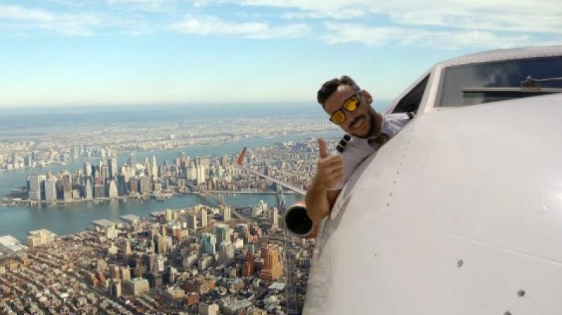 উড়ন্ত বিমানের ককপিট থেকে উঁকি মারছেন শূন্যে, ভাইরাল এই পাইলটের ছবি