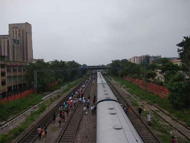 এবার দিল্লিতে লাইনচ্যুত রাঁচি রাজধানী এক্সপ্রেসের ইঞ্জিন ও পাওয়ার কোচ