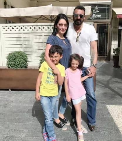 ২০০৮-এ মান্যতাকে বিয়ে করেন সঞ্জয়। তাঁদের দুই যমজ সন্তান- শাহরান ও ইকরা। 