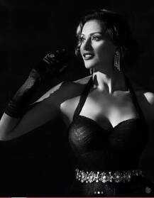 সাদা-কালোয় দ্যুতি ছড়ালেন বিপাশা বসু