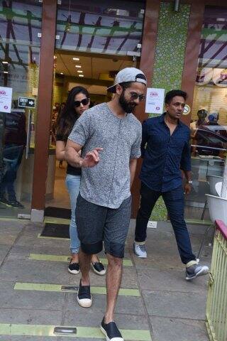 মীরার জন্মদিন সেলিব্রেট করতে আইসক্রিম পার্লারে যান তাঁরা। 