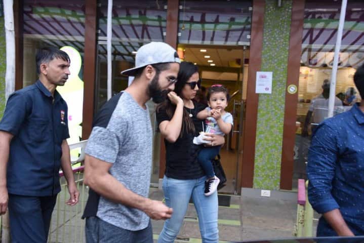 মিশাও ছিল মায়ের কোলে। 