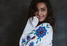 দেখুন কীভাবে সোশ্যাল মিডিয়ায় ঝড় তুললেন শিবানী দান্ডেকর...