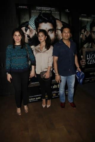 সেখানেই সকলের নজর কেড়ে নিলেন সচিন কন্যা সারা।