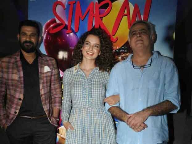 ছবির পরিচালক হনসল মেহতার সঙ্গে কঙ্গনা। 