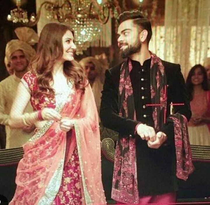 শাড়িতে অনুষ্কাকে মোহময়ী দেখতে লাগছিল। তাঁর দিক থেকে চোখ সরাতেই পারছিলেন না বিরাট