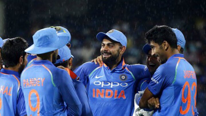আগামী ২৪ ফেব্রুয়ারি অস্ট্রেলিয়ার বিরুদ্ধে ঘরের মাঠে সিরিজ শুরু হচ্ছে। তার আগে এই সিরিজের জন্য ভারতীয় দল ঘোষণা করল বিসিসিআই। সিরিজে দুটি টি ২০ এবং পাঁচটি একদিনের ম্যাচের জন্য দল ঘোষণা করা হয়েছে। বোর্ডের নির্বাচক কমিটি সঙ্কেত দিয়েছে যে, অস্ট্রেলিয়ার বিরুদ্ধে সিরিজের দল থেকেই বেছে নেওয়া হবে বিশ্বকাপ স্কোয়াড।