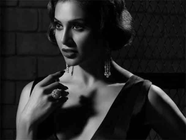 Bipasha Basu On Sugar Addiction Osteoarthritis And Exesher Secrets Revealed মিষ্টি খেতে ভালবাসি, দীর্ঘদিন এক বয়ফ্রেন্ড ছিল, অস্টিওআর্থারাইটিসে আক্রান্ত, খোলাখুলি বিপাশা