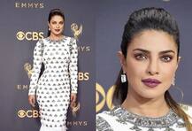 সাদা বালমেইন গাউনে এমি অ্যাওয়ার্ডসের লাল কার্পেটে প্রিয়ঙ্কা