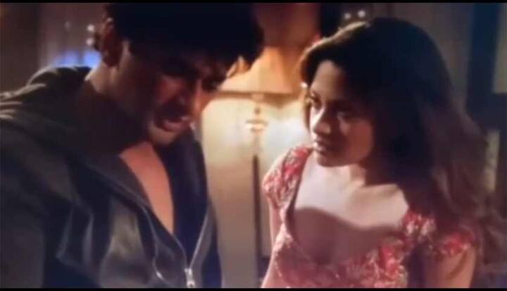 উল্লেখ্য, সম্প্রতি সিনেমার একটি অন্তরঙ্গ মুহূর্তের দৃশ্য ইন্টারনেটে ফাঁস হয়ে গিয়েছে। ওই দৃশ্যে দেখা গিয়েছে রিয়া ও নিশান্তকে।