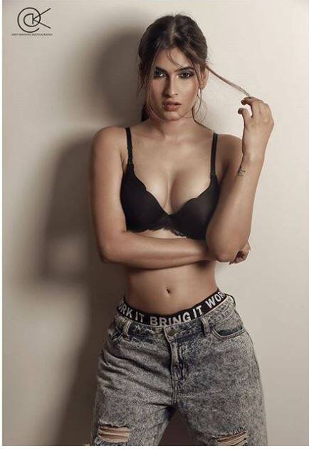 সিনেমার প্রচারের জন্যও ওই দৃশ্য ফাঁস করা হতে পারে বলেও অনেকেই মনে করছেন।