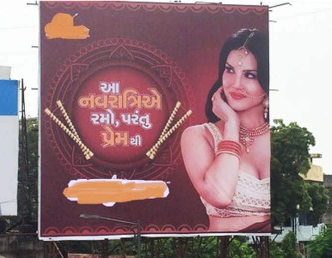 নয়াদিল্লি: সানি লিওনের ওপর প্রচণ্ড খাপ্পা সর্বভারতীয় ব্যবসায়ী সমিতি। ম্যানকাইন্ড কোম্পানি গুজরাতজুড়ে তাদের কন্ডোমের বিজ্ঞাপনের হোর্ডিং লাগিয়েছে। বিজ্ঞাপনে রয়েছে নবরাত্রির উল্লেখ, সঙ্গে সানির ছবি। বিজ্ঞাপনে লেখা রয়েছে 'খেলো মগর পেয়ার সে, দিস নবরাত্রি'। এতে খুব চটেছে রক্ষণশীল লোকজন। ভারতীয় মূল্যবোধ, সংস্কার-কে ইস্যু করে সানিকে কাঠগড়ায় তোলা হয়েছে এক্ষেত্রেও।