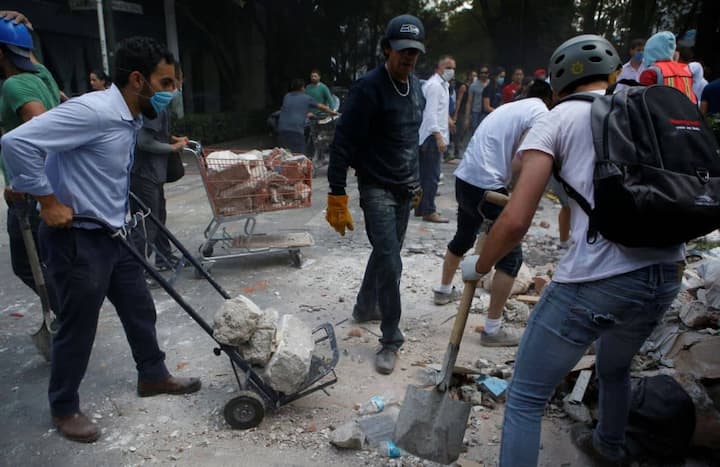 এর আগে ১৯৮৫ সালের ভূমিকম্পে দশ হাজার মানুষের মৃত্যু হয়েছিল মেক্সিকোয়।