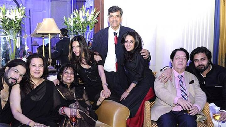 পরে, আফটার-পার্টির জন্য পোশাক পাল্টে কালো গাউন চাপিয়ে নেন তিনি।