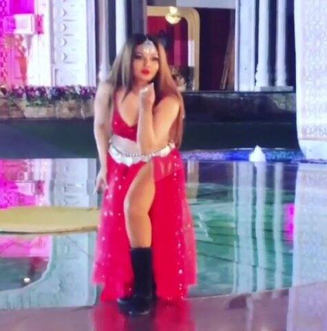 শ্যুটিং সেটও একেবারে ডেরা সাচা সৌদার আদলেই সাজানো হয়েছে