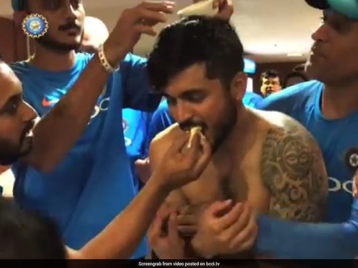 Team India Celebrates Manish Pandeys Birthday Dhonis Reaction Steals The Show ইডেনে জয়ের পর টিম ইন্ডিয়া কেমন ভাবে পালন করলেন মনীশ পাণ্ডের জন্মদিন দেখুন