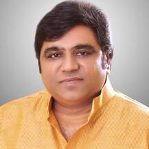 দুর্ঘটনায় আহতকে কাঁধে চাপিয়ে হাসপাতালে নিয়ে গেলেন উত্তরপ্রদেশের এই বিধায়ক