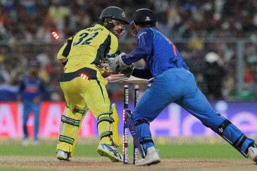 আজ যুজবেন্দ্র চাহলের বলে গ্লেন ম্যাক্সওয়েলকে স্টাম্প করে রেকর্ড গড়েছেন ধোনি