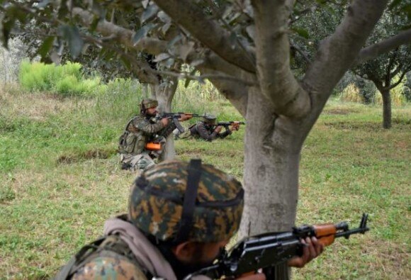 Army jawan killed in encounter with militants in Pulwama পুলওয়ামায় সেনা-জঙ্গি সংঘর্ষে নিহত জওয়ান, খতম তিন জঙ্গি