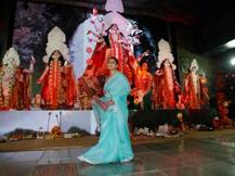 দুর্গা মায়ের কাছে পুজো দিচ্ছেন অভিনেত্রী কাজল, দেখুন তারই কিছু ছবি