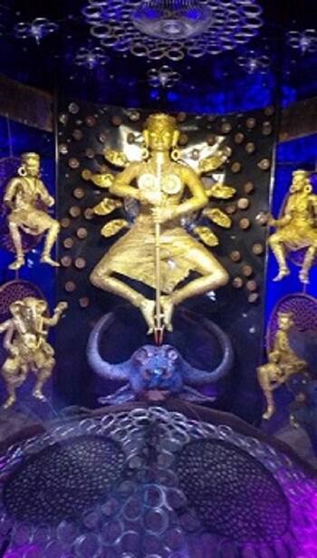 হাওড়ার সাঁতরাগাছি কল্পতরু স্পোর্টিং ক্লাবের মণ্ডপ ও ঠাকুর তৈরি করা হয়েছে লোহার বিভিন্ন যন্ত্রাংশ দিয়ে