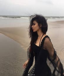 দেখুন, মৌনী রায়ের জন্মদিনের ছবি