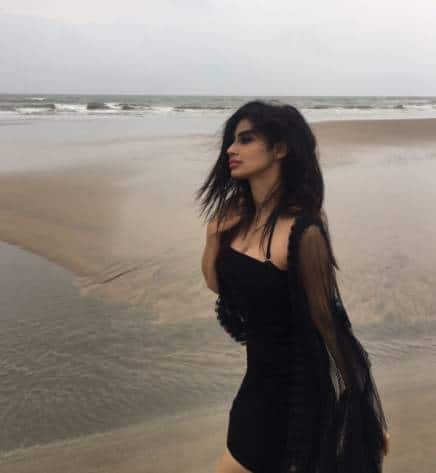 উত্তরবঙ্গের ছোট্ট শহর থেকে মুম্বইয়ে গিয়ে অভিনয় জগতে সাফল্য পেয়েছেন মৌনী