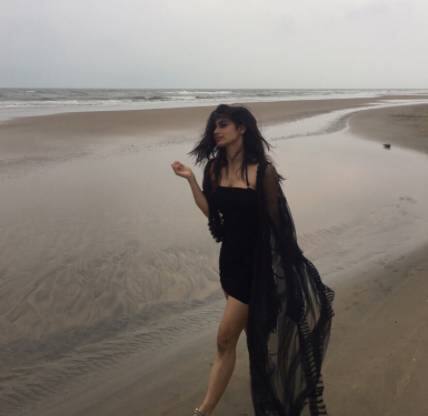 মৌনী সম্পর্কে বলা হয়, তিনি সেল্ফ মেড। ছোটপর্দায় এই সাফল্যের জন্য মৌনীকে অনেকেই সাধুবাদ জানান