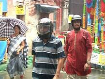 অষ্টমীর দুপুরে আকাশ কালো করে বৃষ্টি