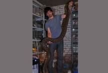 স্ত্রী ছেড়ে চলে যাওয়ায় ভিডিও লাইভ স্ট্রিম করে সাপের ছোবল খেয়ে আত্মঘাতী চিডিয়াখানার প্রাক্তন কর্মী