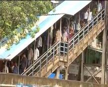 এলফিনস্টোন: পদপিষ্টের ঘটনা নিয়ে কেন্দ্র, রাজ্যকে আক্রমণ শিবসেনা, কংগ্রেসের