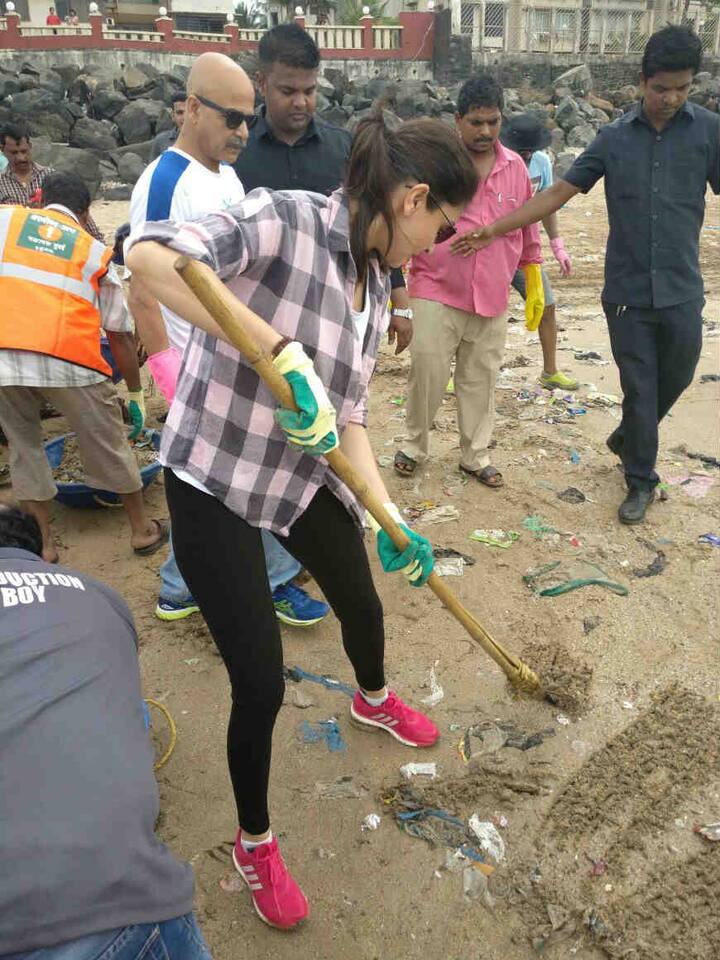 সমুদ্র সৈকত সাফাইয়ে এই ছবি অনুষ্টা নিজের ট্যুইটার অ্যাকাউন্টে পোস্ট করেছেন। ছবিতে তাঁকে মুম্বইয়েক ভারসোভা সমুদ্র সৈকত পরিষ্কার করতে দেখা যাচ্ছে। 