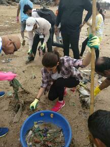 ভারসোভায় সমুদ্র সৈকত সাফাইয়ে হাত লাগালেন অনুষ্কা