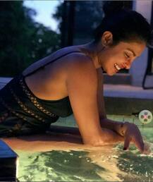 লস অঞ্জেলেসের সুইমিং পুলে \'কোয়ান্টিকো\'-বন্ধুদের সঙ্গে লাস্যময়ী প্রিয়ঙ্কা চোপড়া