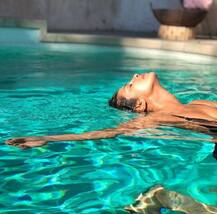 লস অঞ্জেলেসের সুইমিং পুলে \'কোয়ান্টিকো\'-বন্ধুদের সঙ্গে লাস্যময়ী প্রিয়ঙ্কা চোপড়া