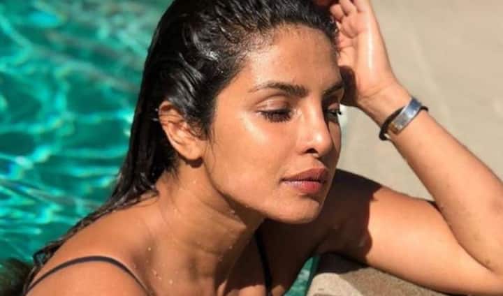 কালো বিকিনিতে রীতিমতো লাস্যময়ী লাগছে প্রিয়ঙ্কাকে।