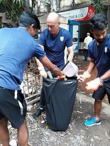 Pm Lauds Indian Footballers Taking Part In Cleanliness Drive স্বচ্ছতা অভিযানে যোগ দেওয়ায় ফুটবলারদের প্রশংসা প্রধানমন্ত্রীর