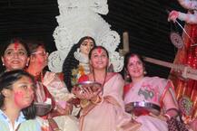 বিজয়া দশমীর বিদায় বেলায় সিঁদুর মাখা রানি মুখোপাধ্যায়