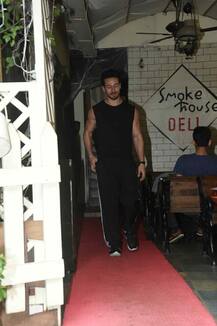  এই তারকা অভিনেতার ছেলেকে লাঞ্চে যেতে দেখা গেল তাঁর বান্ধবী ও বোনের সঙ্গে, কে তিনি দেখুন