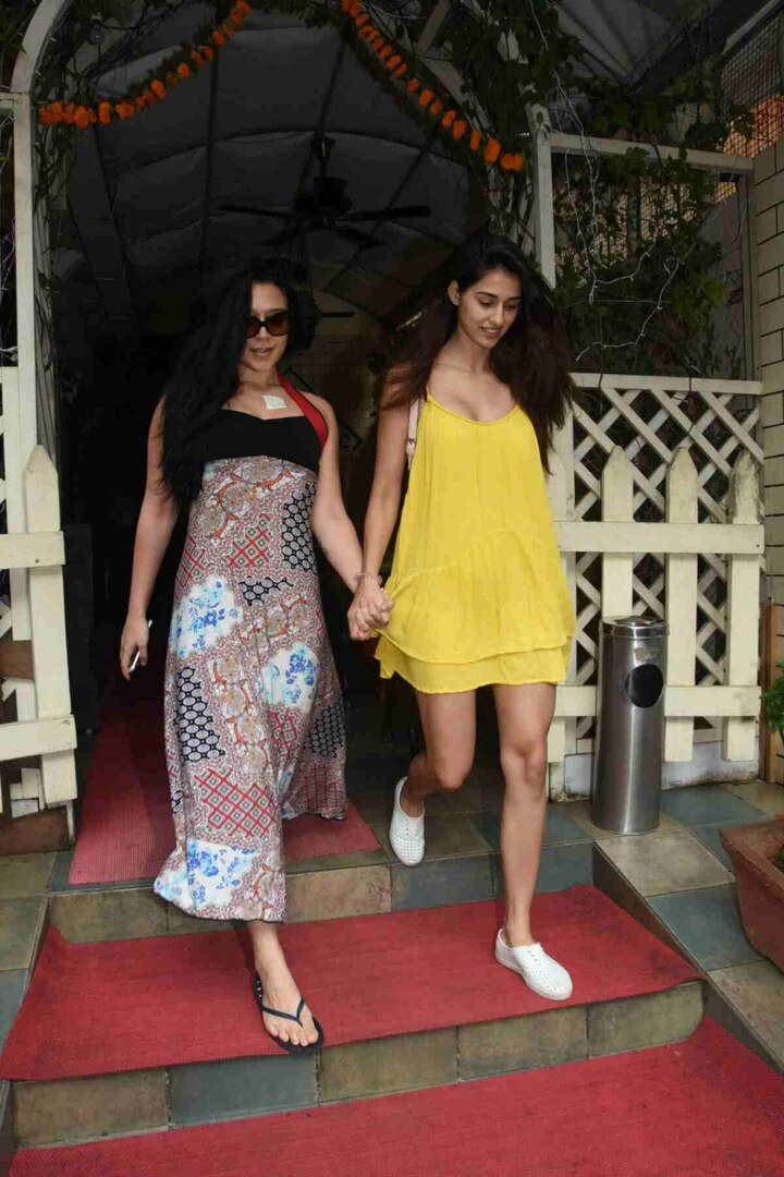 বান্দ্রায় রেস্তোরাঁয় এক সঙ্গে লাঞ্চ করতে দেখা গেল জ্যাকি শ্রফের পুত্র টাইগার শ্রফ এবং তাঁর বান্ধবী দিশা পাটানিকে। তাঁদের সঙ্গে ছিলেন টাইগারের বোন কৃষ্ণা শ্রফও।