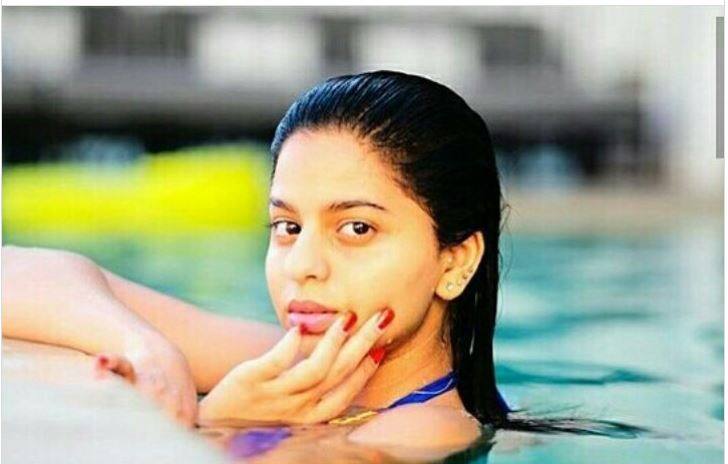 Suhana Khan's latest pool pic, video will give you tips to beat the heat in style গরম পড়েছে, দেখুন সুইমিং পুলের ধারে শাহরুখ কন্যা সুহানাকে