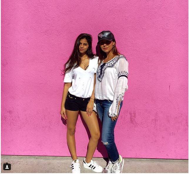 এই ছবি শাহরুখ তাঁর ইন্সটাগ্রাম অ্যাকাউন্টে পোস্ট করেছিলেন । ফটোগুলি সোশ্যাল মিডিয়া থেকে নেওয়া। 