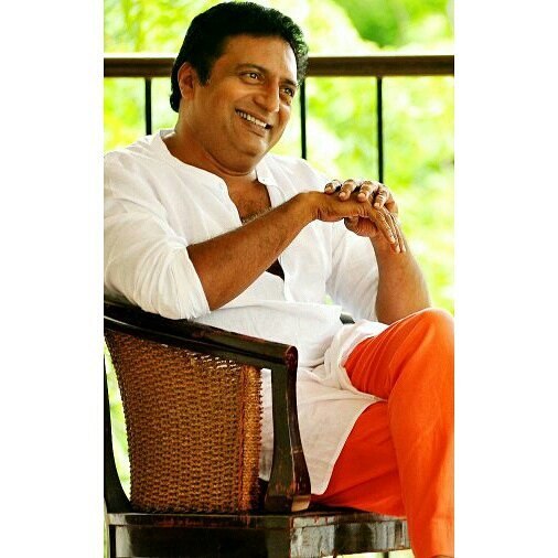 এর জবাবে বিজেপি নেতা সুরেশ কুমার বলেছেন, অভিনেতা তাঁর রাজনৈতিক মতাদর্শের পক্ষে অনুকূল বিবৃতিতে রাজনৈতিক অপরিপক্কতা প্রদর্শণ করেছেন। হাততালি আদায়ের জন্য মোদীর বিরুদ্ধে এই অভিযোগ করেছেন প্রকাশ রাজ। আসলে লঙ্কেশকে খুনের ঘটনার পর নিখিল দধিচ নামে এক ব্যক্তি নিজের ট্যুইটার অ্যাকাউন্টে প্রয়াত বিশিষ্ট সাংবাদিক সম্পর্কে অশ্লীল, কদর্য মন্তব্য করেছিলেন। এমনই এক ব্যক্তির অ্যাকাউন্টের ফলোয়ারদের তালিকায় রয়েছেন প্রধানমন্ত্রীও। এজন্য সোশ্যাল মিডিয়ায় তীব্র সমালোচনার মুখে পড়েন মোদী। প্রকাশ রাজ এই প্রসঙ্গ উল্লেখ করেই মোদীকে নিশানা করেছিলেন।
